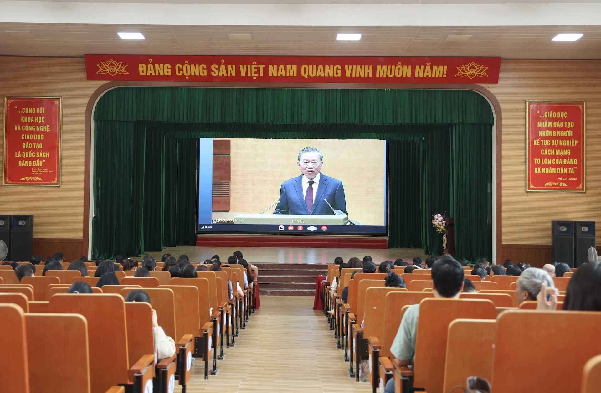 Trường Đại học Hồng Đức tham dự Hội nghị toàn quốc nghiên cứu, học tập, quán triệt và triển khai thực hiện Nghị quyết Hội nghị lần thứ tư Ban Chấp hành Trung ương Đảng khóa XIV